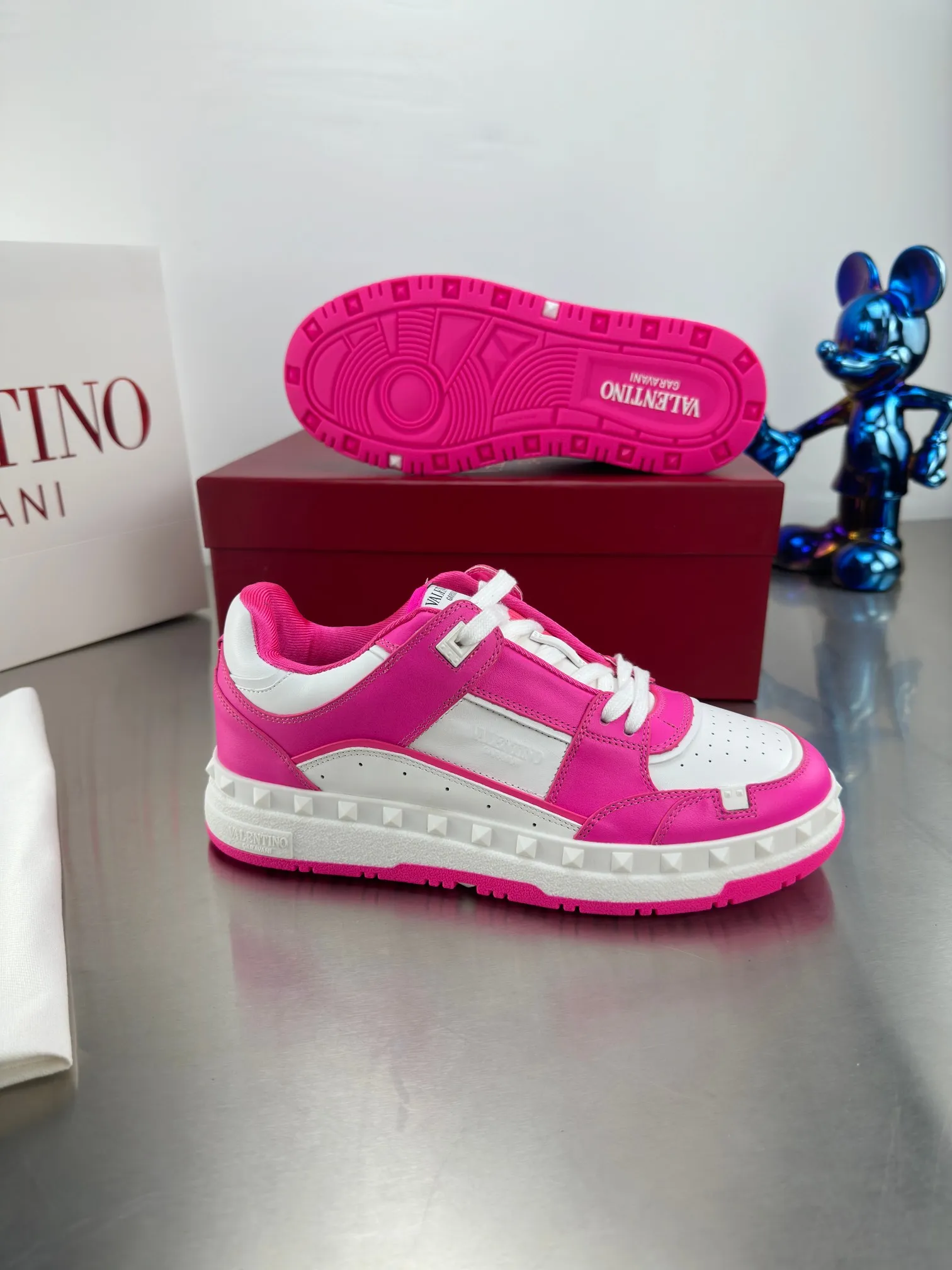 👟👟Ex-factory price 640👟👟 🔺Valentino🔺 Valentino VT 2024 early spring white shoes casual shoes! Top version!  Original 1:1 mold opening! Lasting + oil edge craftsmanship, classic splicing, fashionable and versatile, 🎁Full set of packaging at the same time at the counter. Fabric: Customized cowhide. Lining: Original breathable mesh. Outsole: Original TPU material outsole. Non-slip and wear-resistant. Size: Female 35-40! Male 39～45